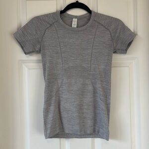 Gray lulu look a like short sleeve top